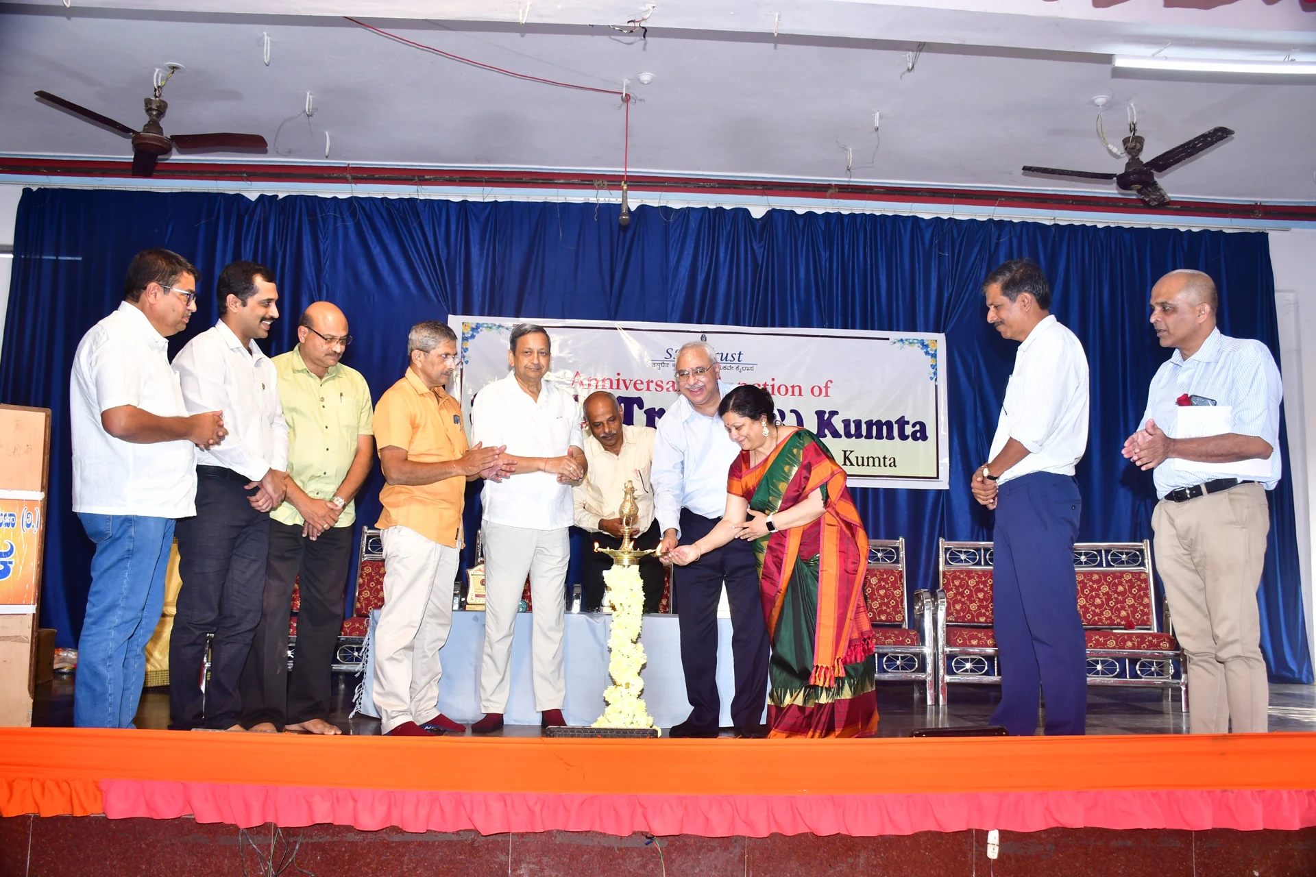Dr. Sushma Patil, Apollo Proton Cancer Centre in Chennai and Dr. Milind Kulkarni inaugurate the 5th anniversary function of the Trust