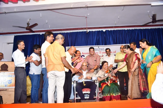 Dr. Sushma Patil, Apollo Proton Cancer Centre in Chennai and Dr. Milind Kulkarni being felicitated in the 5th anniversary function of the Trust